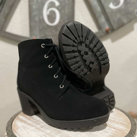 Gently used. 3.5 girls black boots - Picture 2 of 4